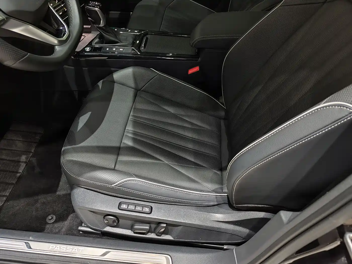 Volkswagen Passat 2021 Model 330TSI Premium Edition фото 5