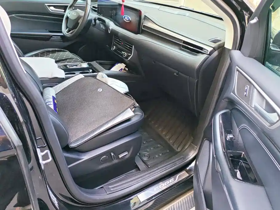 Photo 8 - Ford Edge
