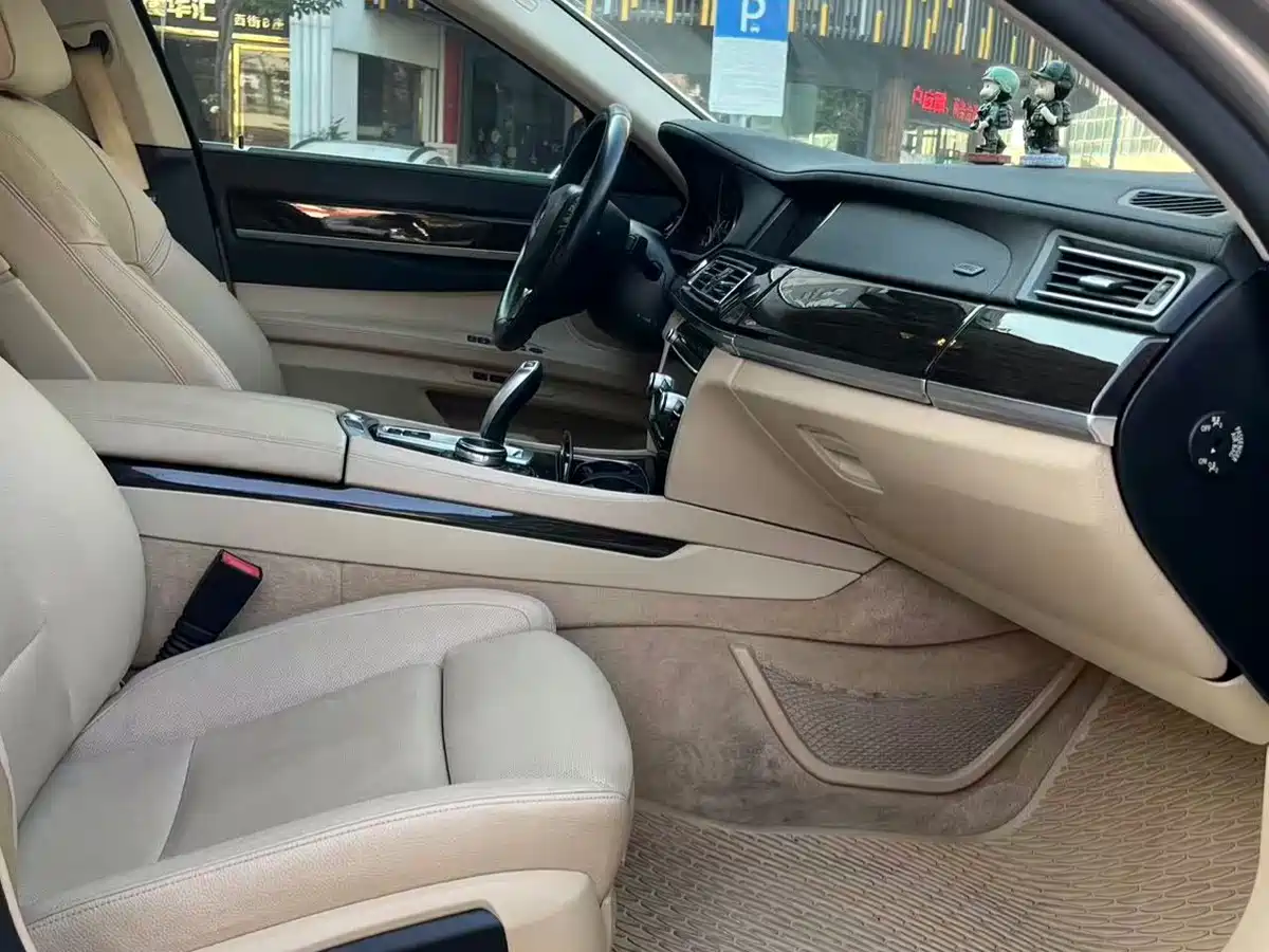 BMW 7 Series 2013 Model 730Li Luxury фото 4