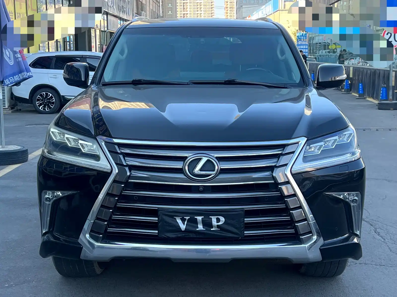 Фото 2 - Lexus LX