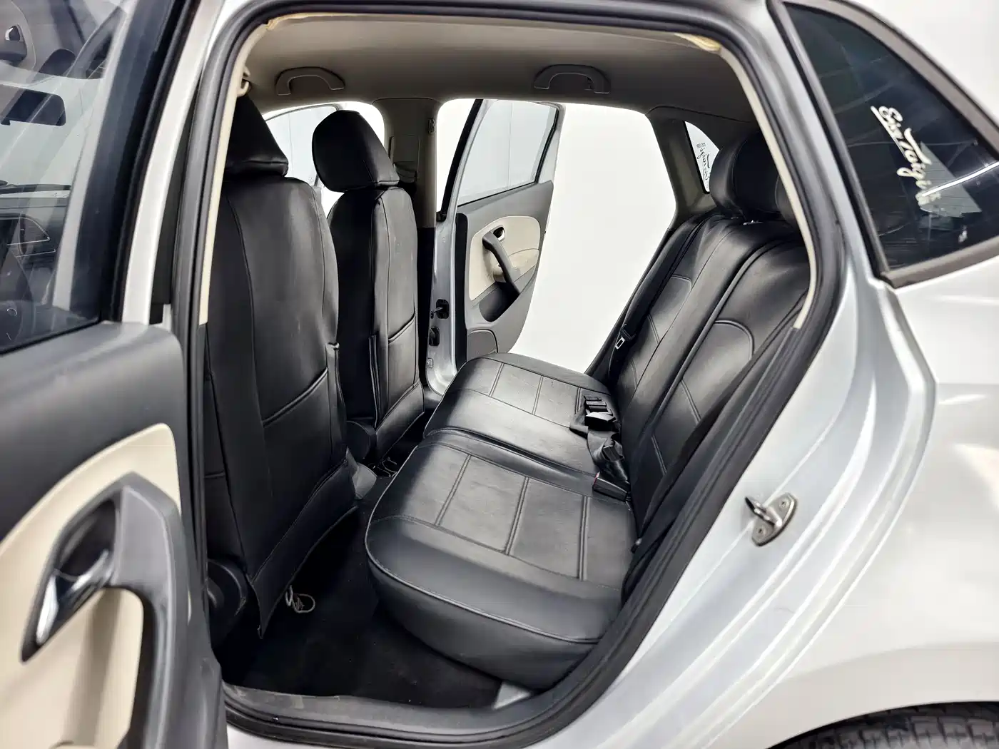 Volkswagen Polo 2011 1.4L Automatic Style Edition фото 12