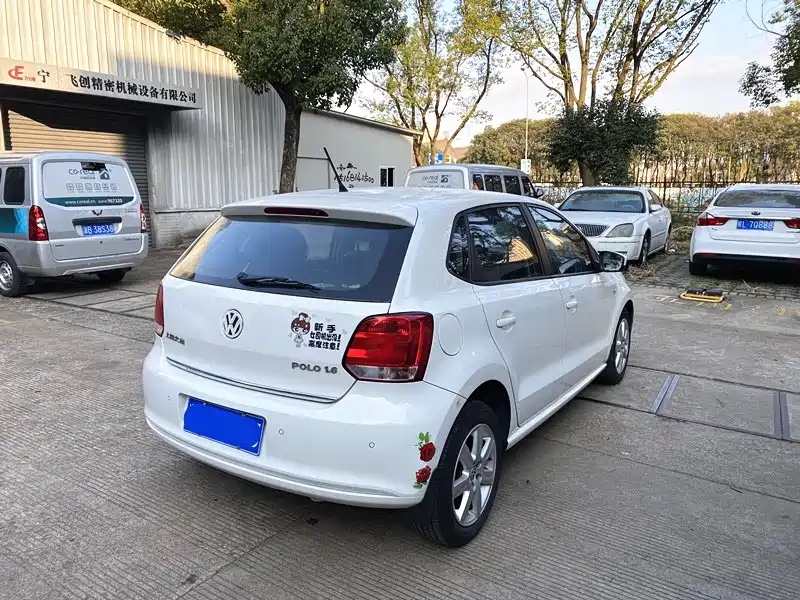 Volkswagen Polo 2011 1.6L Automatic Cool Edition фото 18