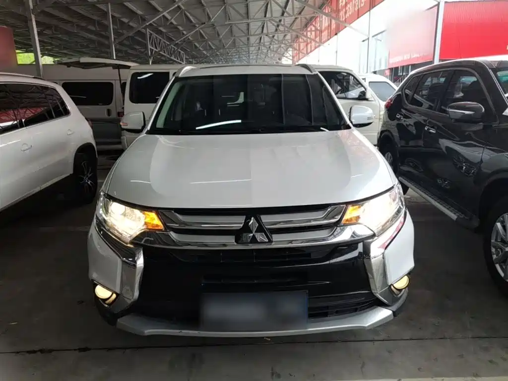 Mitsubishi Outlander 2018 2.0L 2WD Glory Edition 5-seater фото 3
