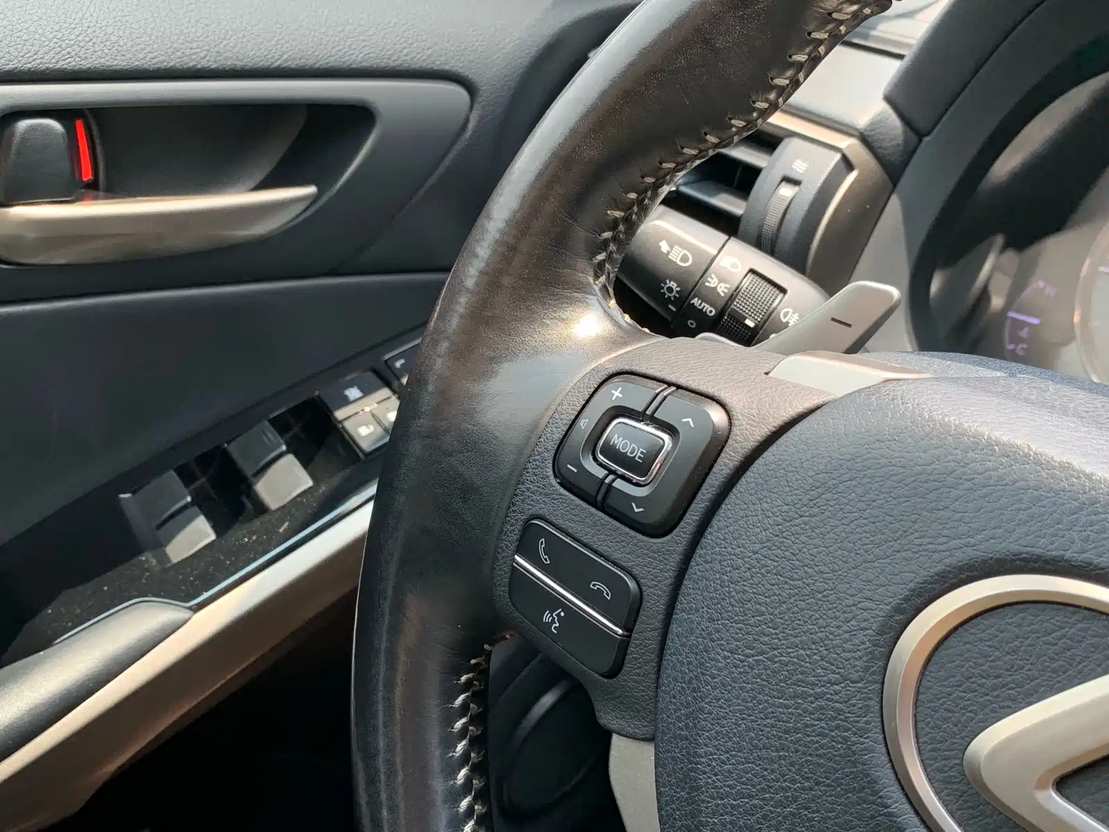 Photo 22 - Lexus IS