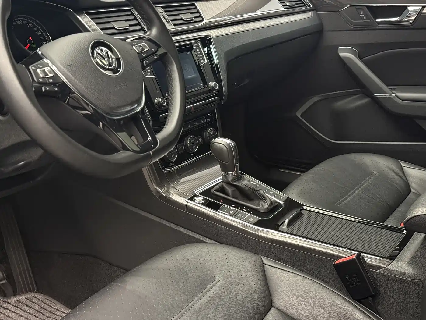 Volkswagen Passat 2017 330TSI DSG Luxury фото 11