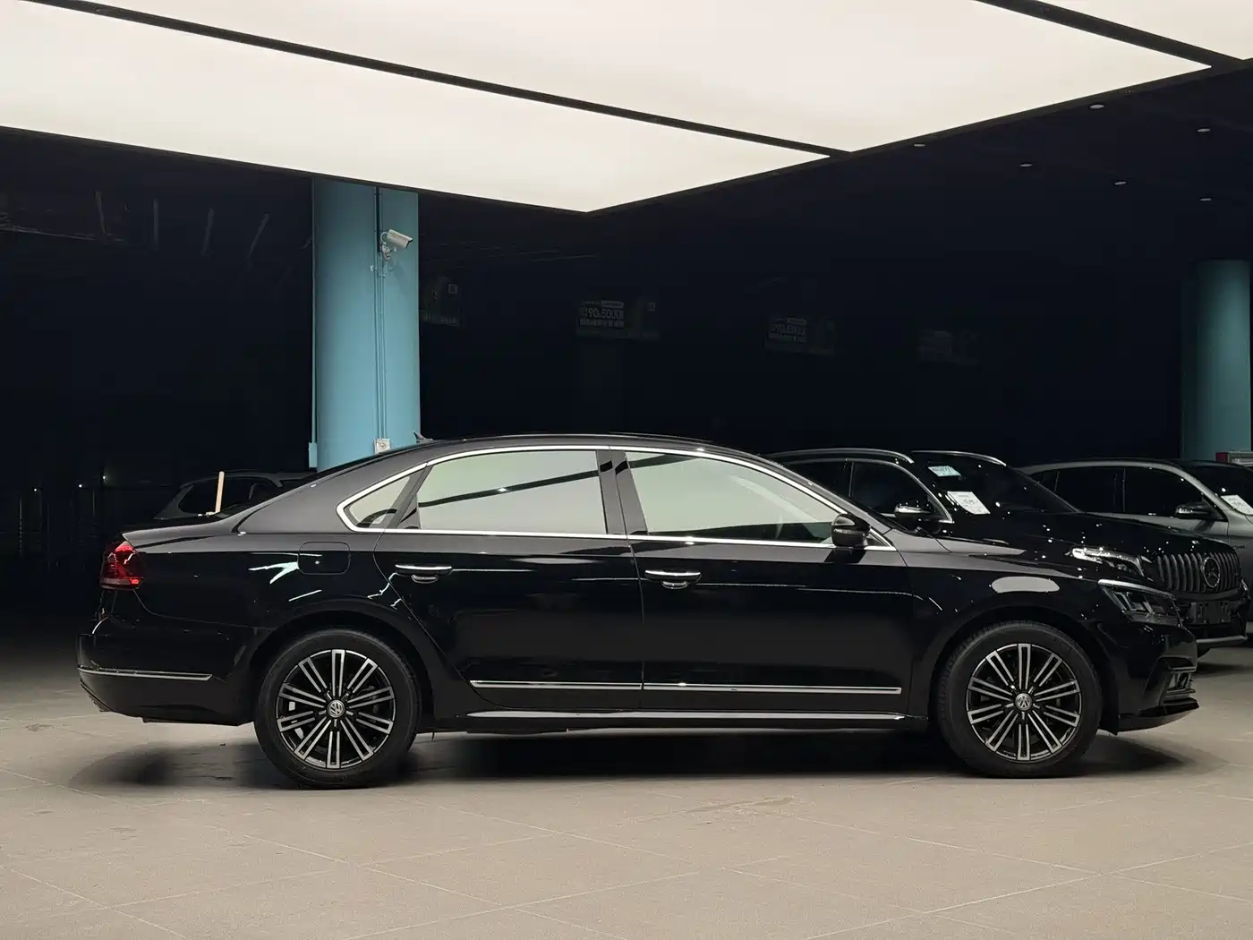 Volkswagen Passat 2017 330TSI DSG Luxury фото 4