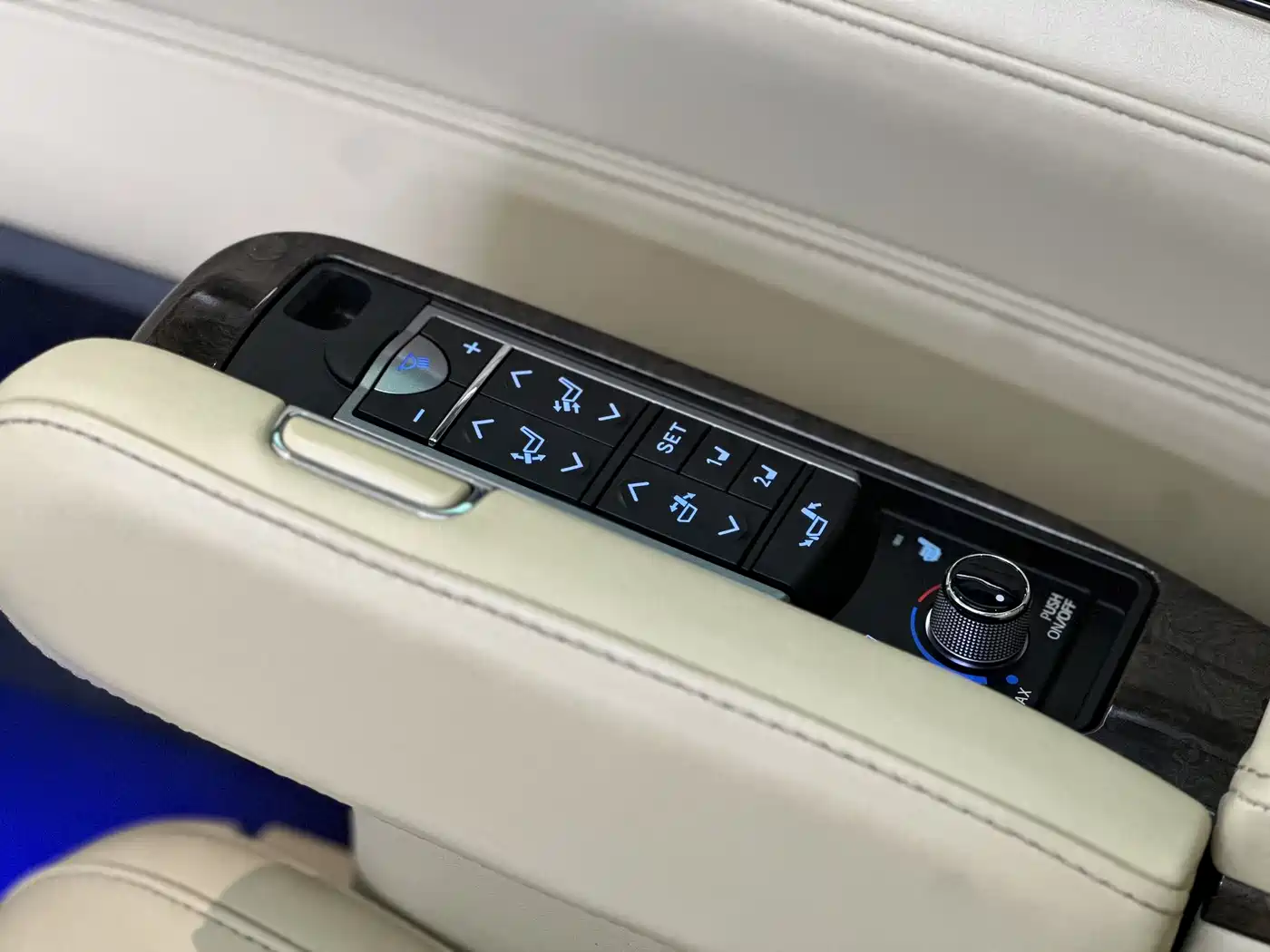 Toyota Vellfire 2019 Hybrid 2.5L HV Premium Edition фото 9