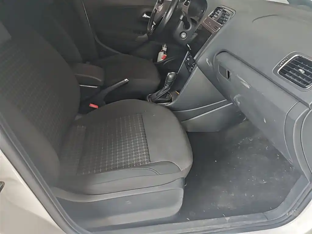 Volkswagen Polo 2016 1.6L Automatic Comfort фото 25