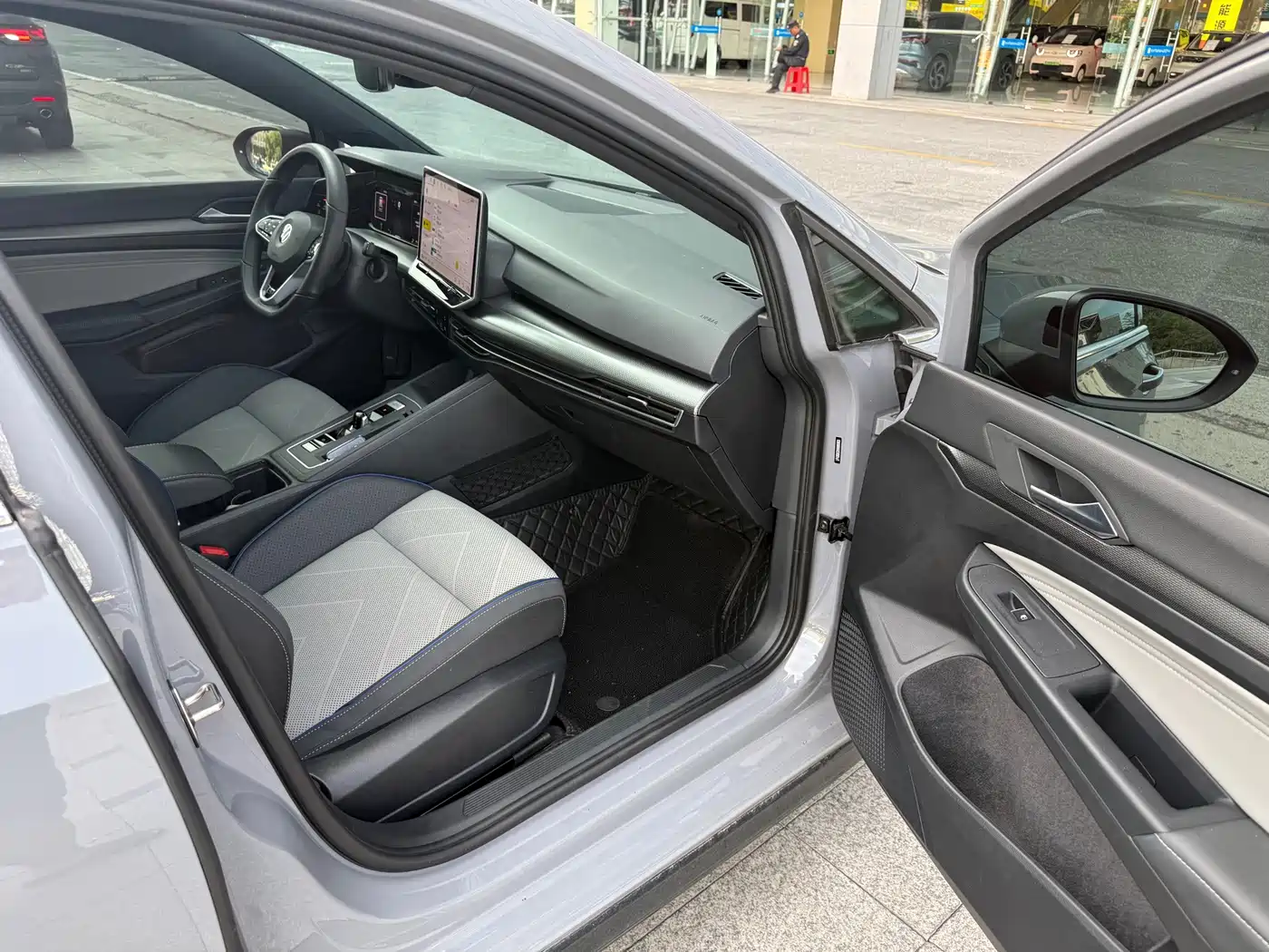 Volkswagen Golf 2025 2025 300TSI R-Line