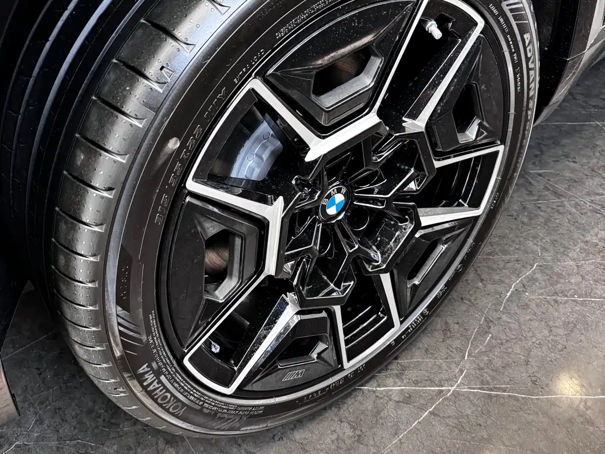 BMW XM 2023 50e фото 8