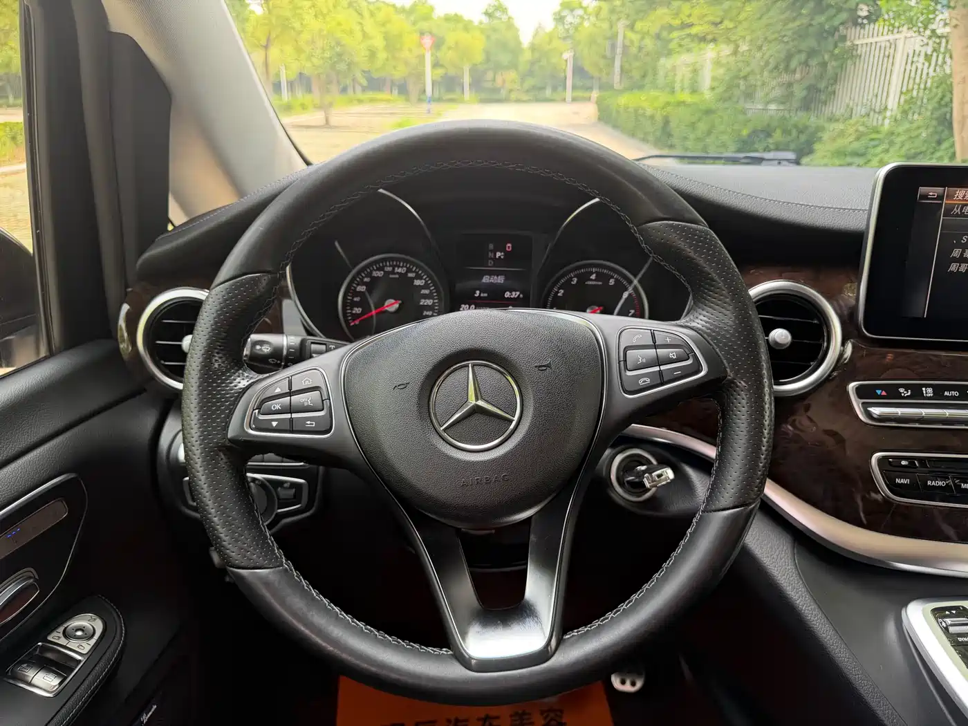 Mercedes-Benz V-Class 2017 Model V 260 L Premium Extended Edition фото 10