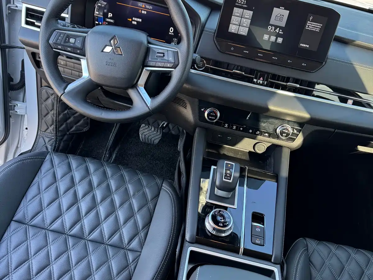 MITSUBISHI OUTLANDER