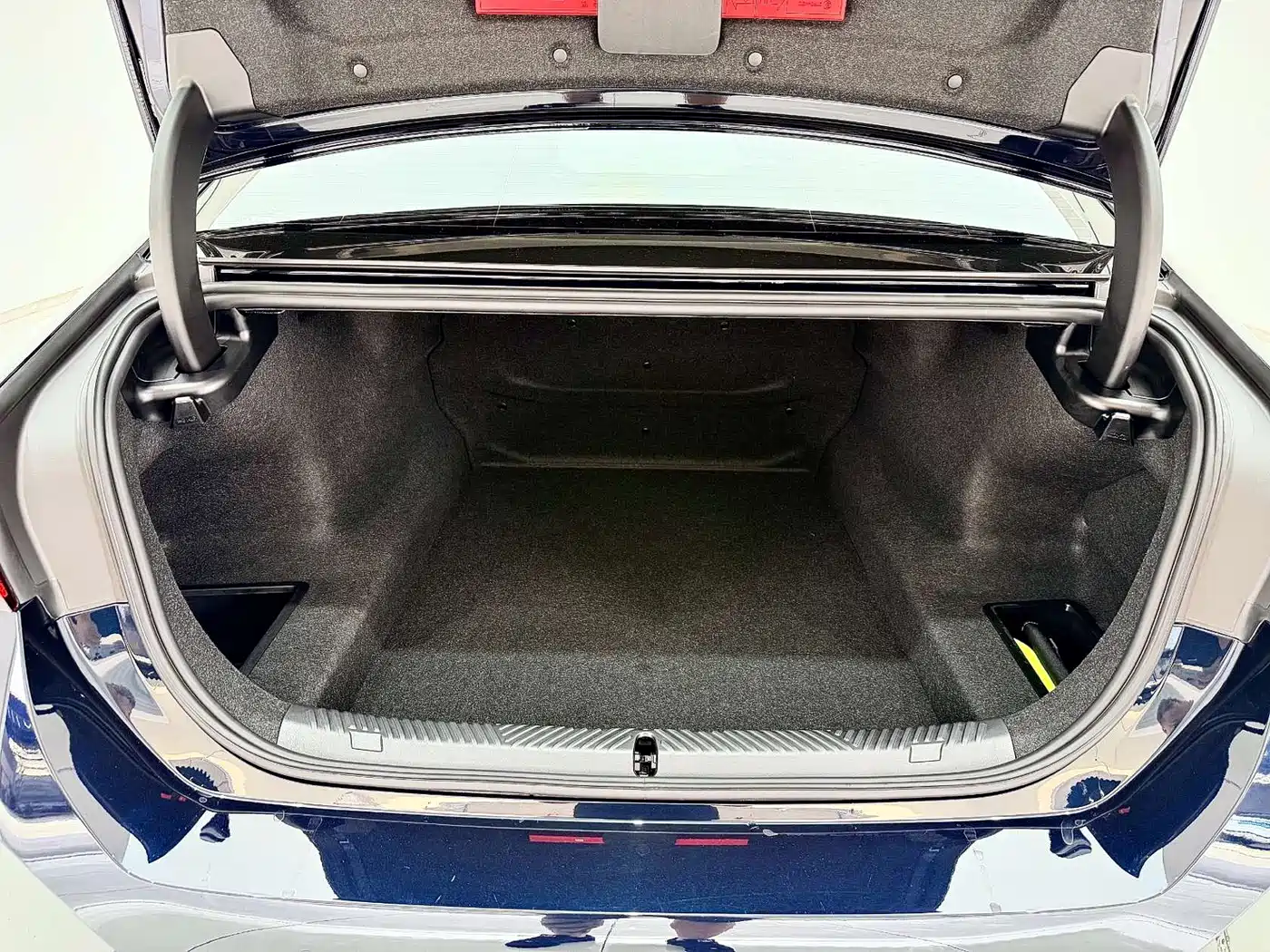 BMW 5 Series 2025 530Li Leading M Sport Package фото 14