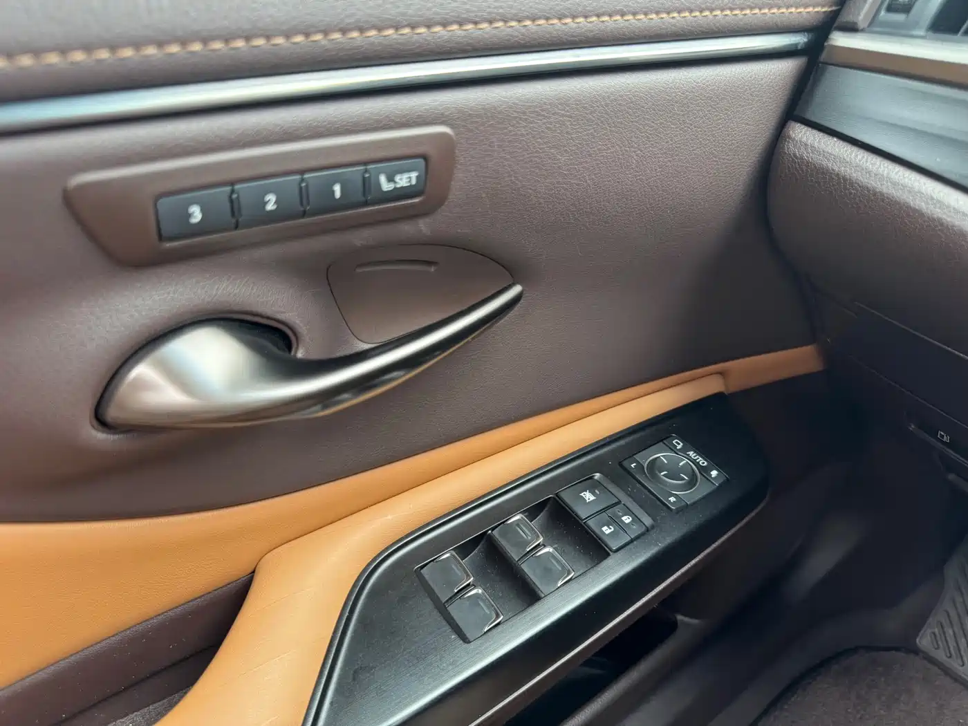 Lexus ES 2021 300h Premium Edition фото 15