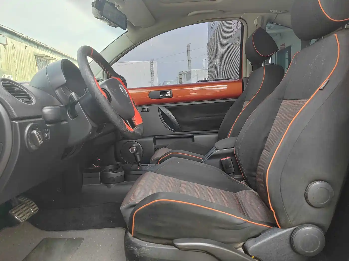 Volkswagen Beetle 2010 Model 2.0 BlackOrange Comfort Edition фото 10