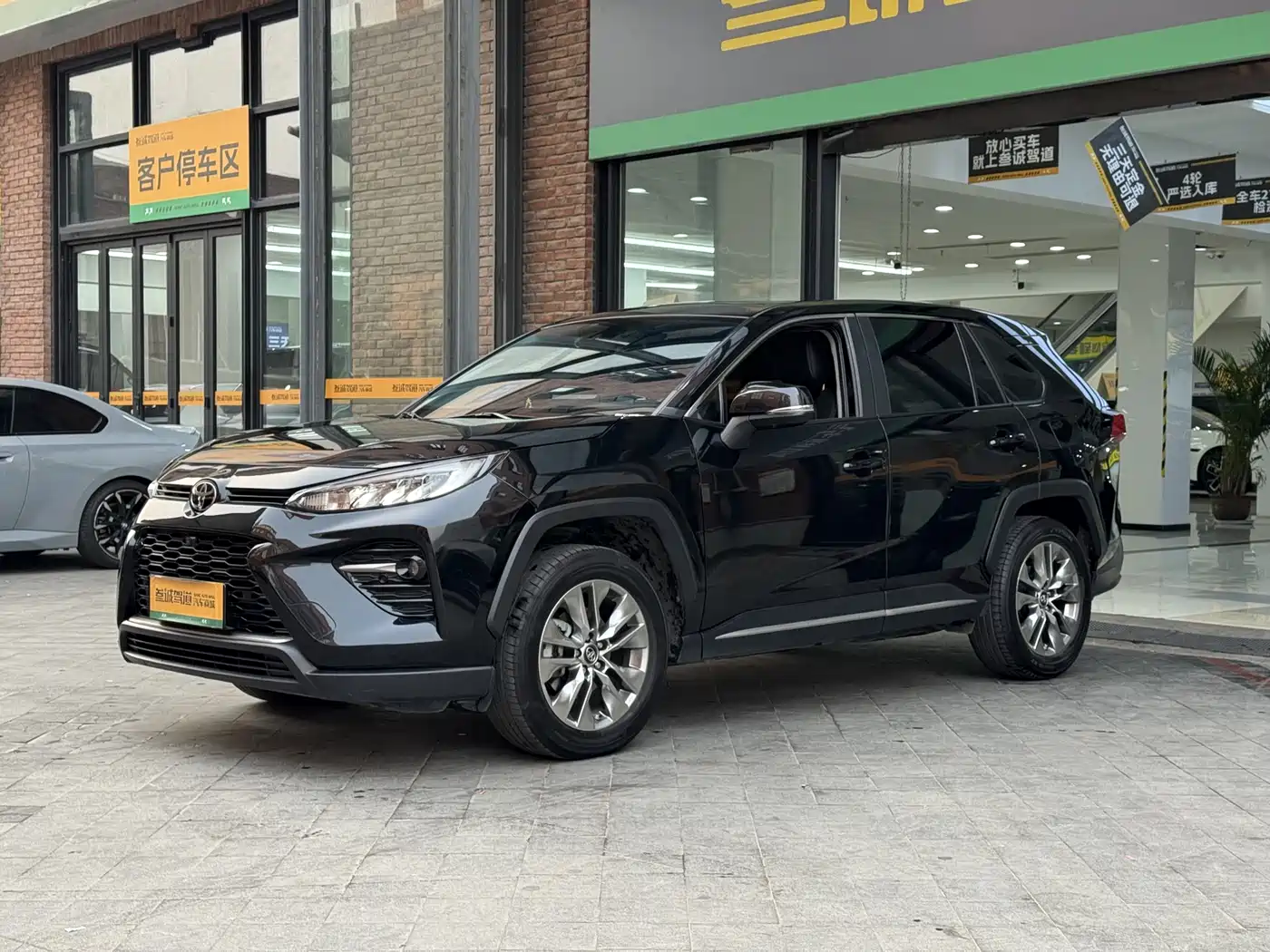 Toyota Wildlander 2022 2.0L CVT FWD Luxury Edition фото 4