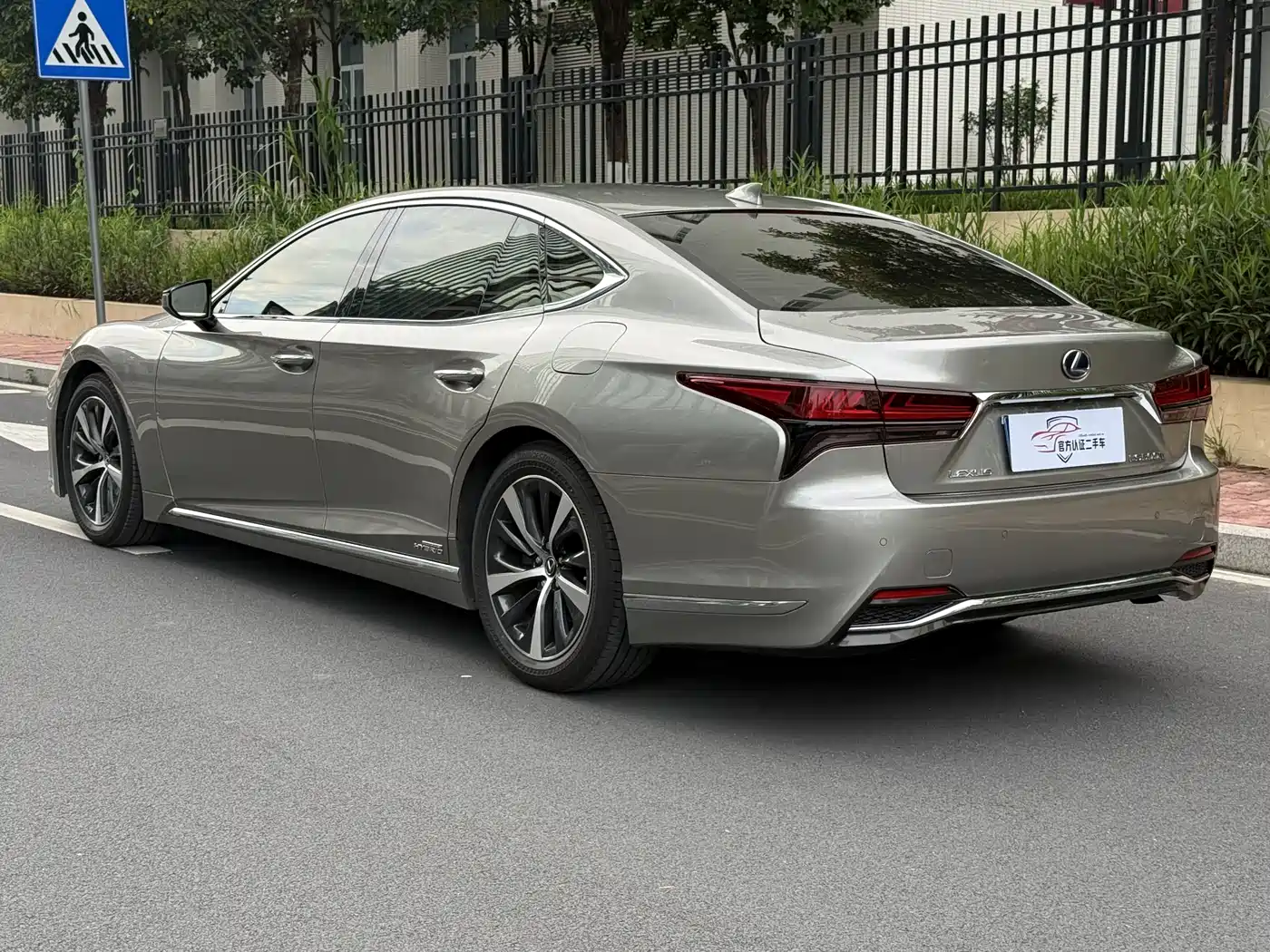 Lexus LS 2021 500h Excellence Edition фото 6