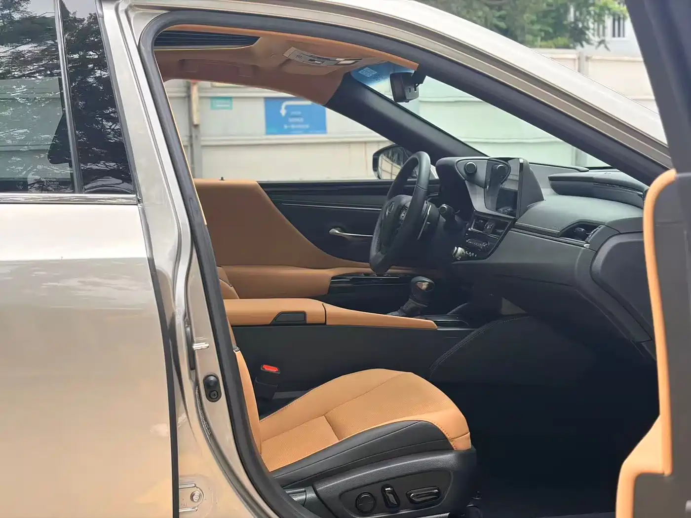 Lexus ES 2023 200 Excellence Edition фото 10