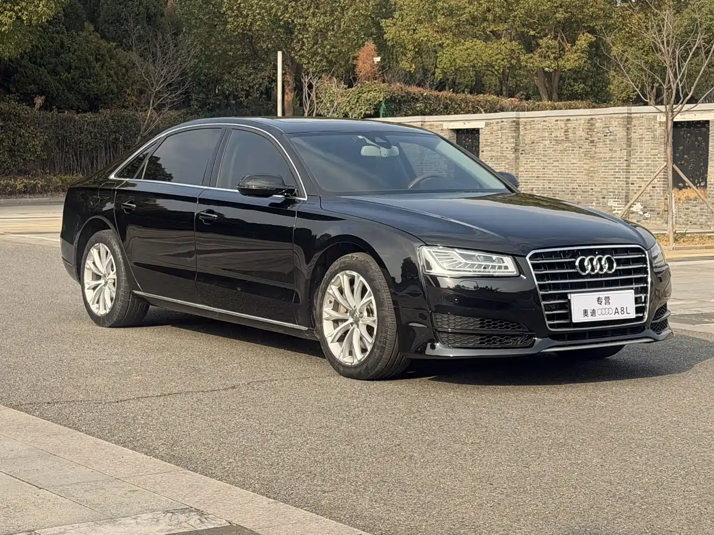 Фото 2 - Audi A8