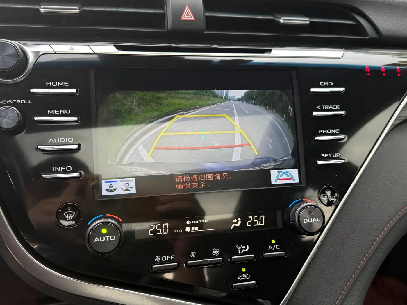 Toyota Camry 2018 Hybrid 2.5HG Luxury Edition фото 13