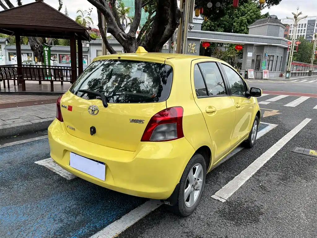 Toyota Yaris 2011 1.6E Auto Charm Edition фото 6