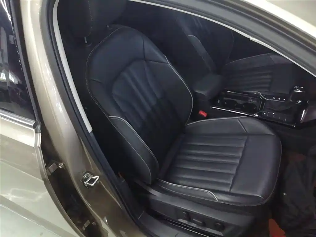 Volkswagen Passat 2022 330TSI Starlight Elite Edition фото 25