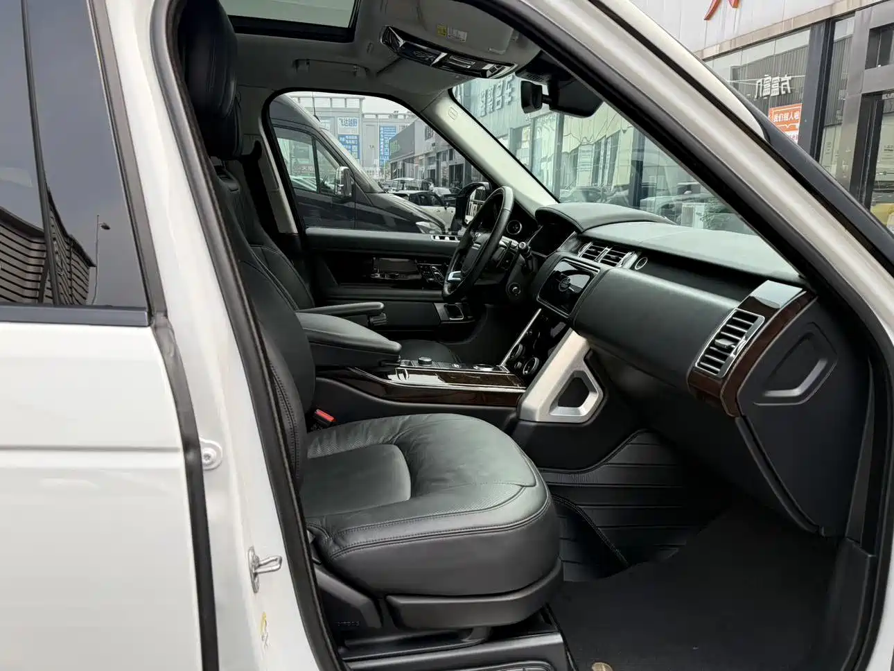 Land Rover Range Rover 2022 3.0 L6 360PS Heritage Edition фото 11