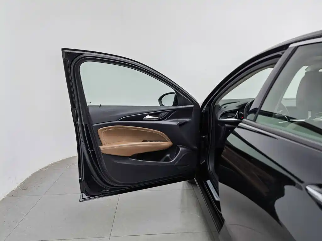 Photo 8 - Buick Regal