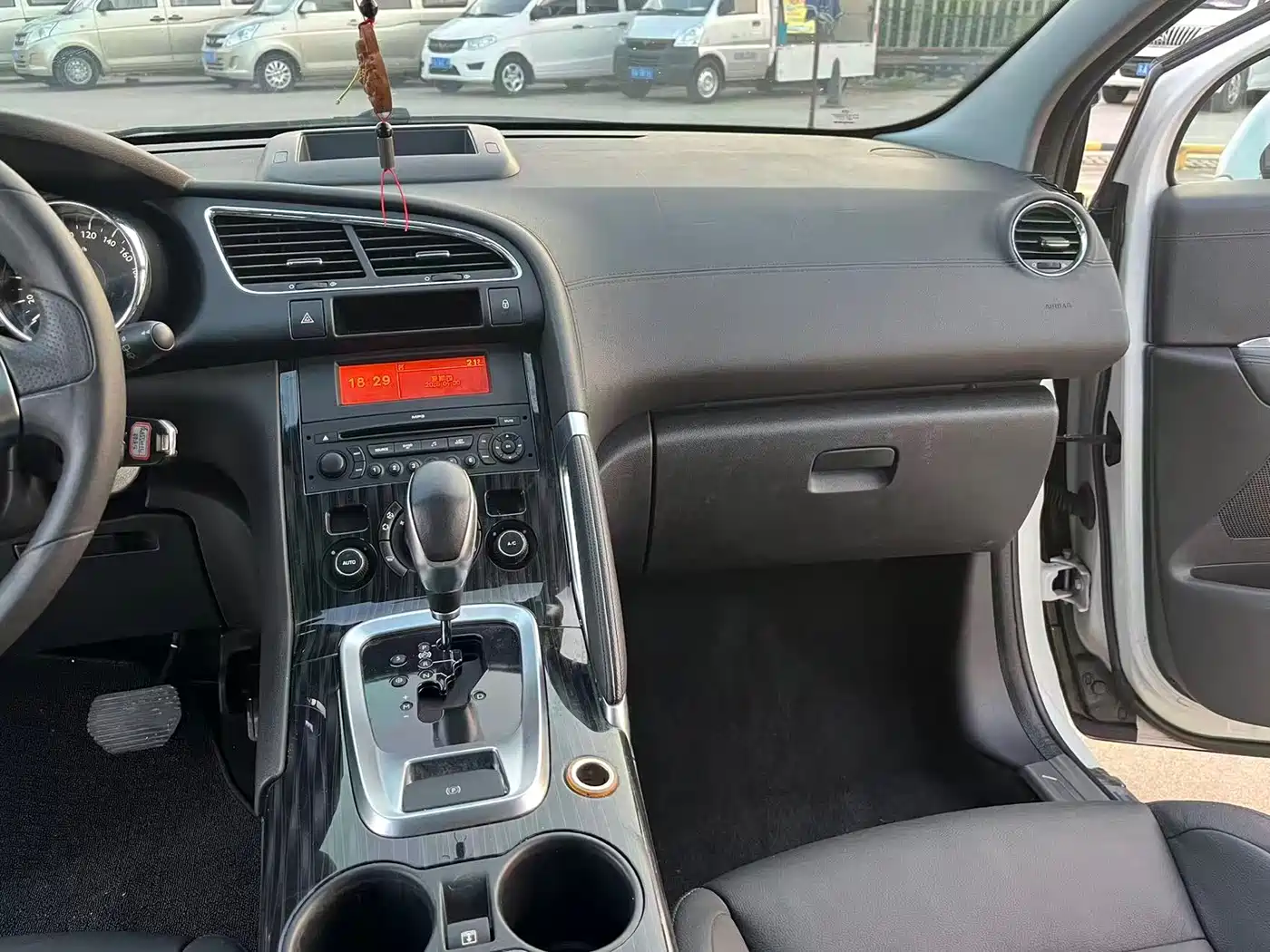 Peugeot 3008 2015 2.0L Automatic Trend Edition фото 8