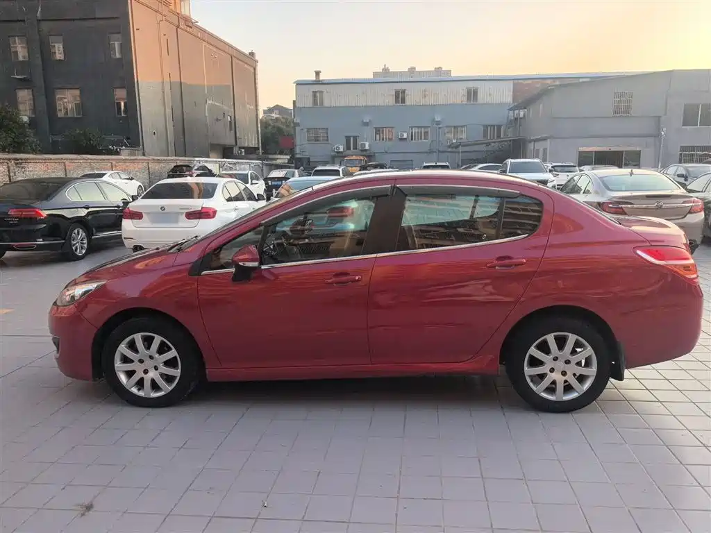 Peugeot 308 2014 Model Joy Edition Classic 1.6L Automatic Superior Style фото 4
