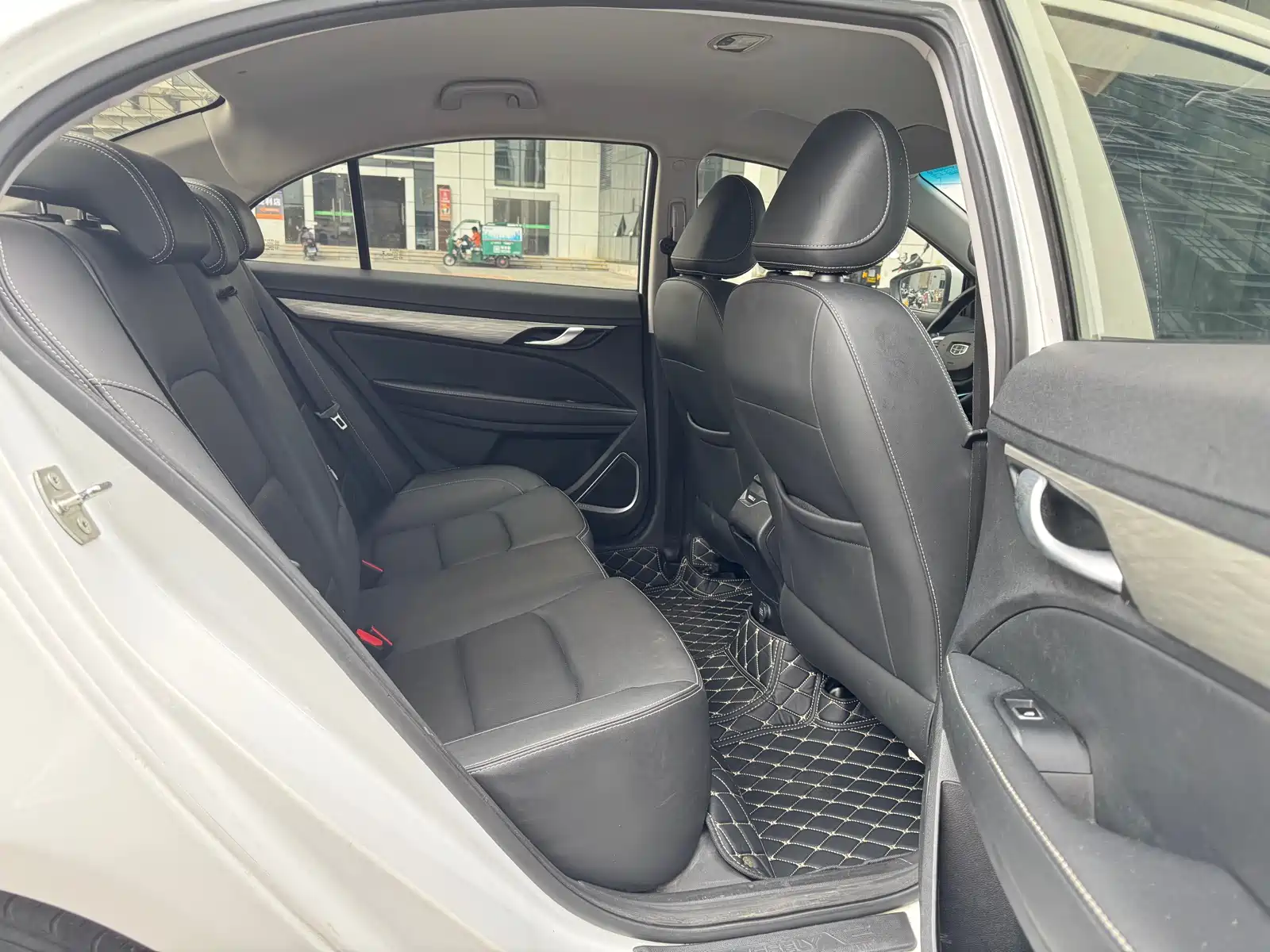 Фото 9 - Geely Emgrand