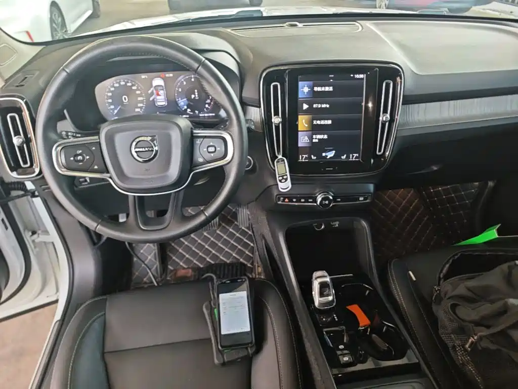 Фото 10 - Volvo XC40
