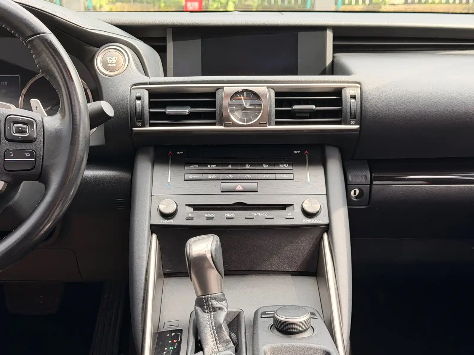 Фото 11 - Lexus IS