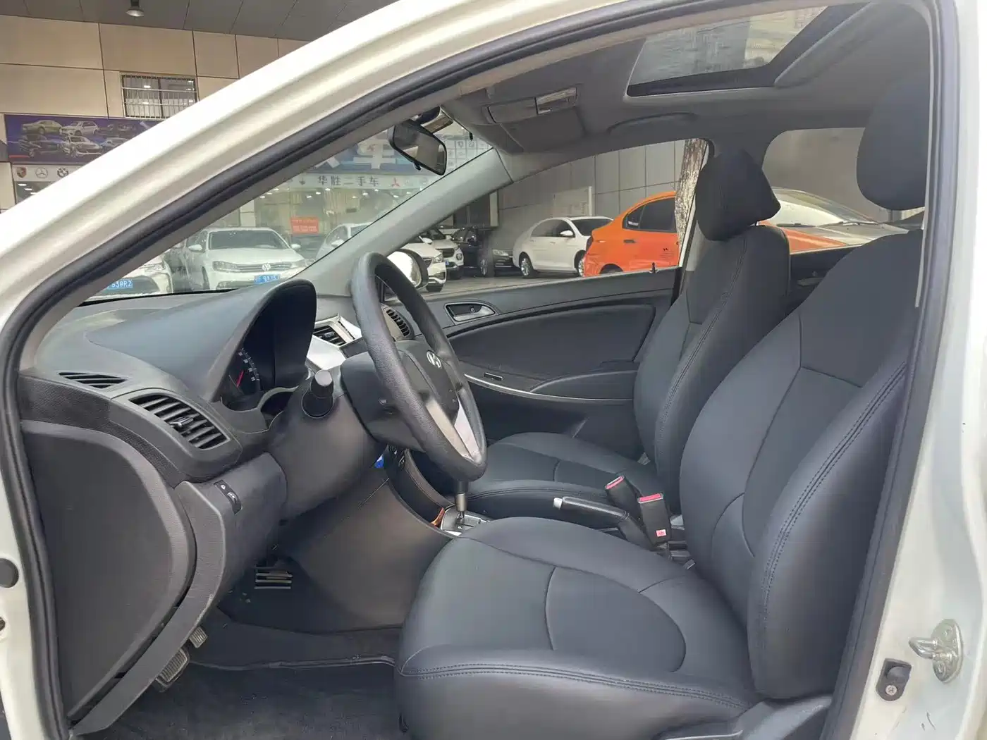 Hyundai Reina 2014 Model 1.4L Automatic GLX фото 4