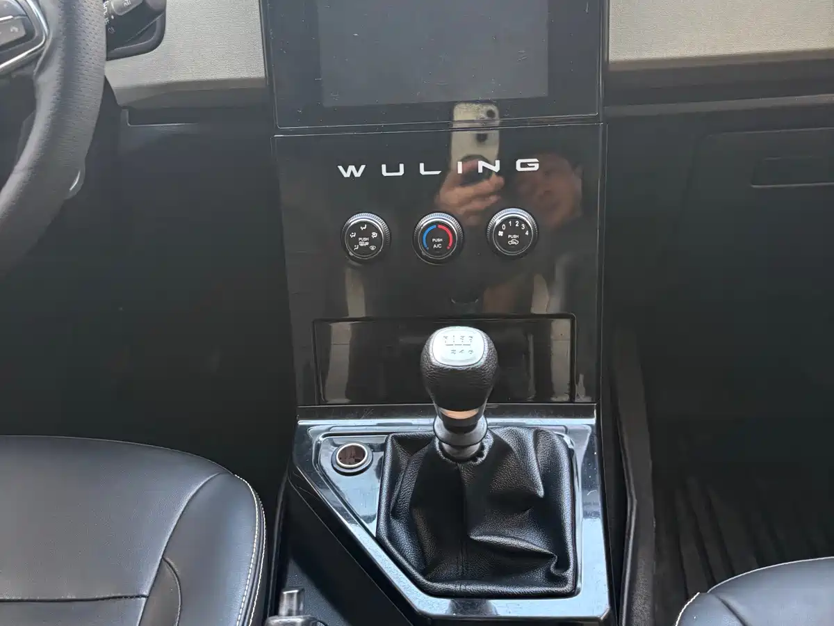Wuling Motors Wuling Journey 2022 2021 1.5T Manual Luxury Edition