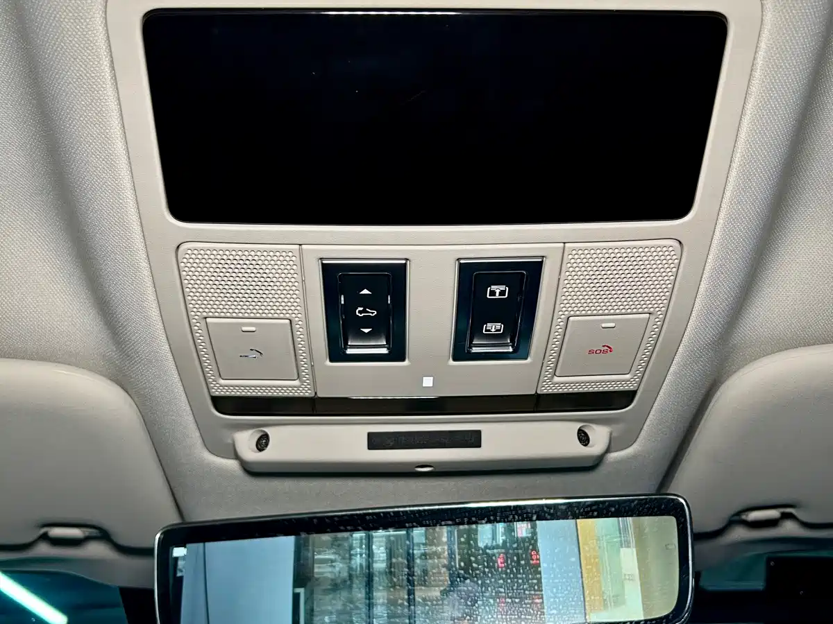 Land Rover Defender 2023 Model 90 2.0T P300 SE фото 19