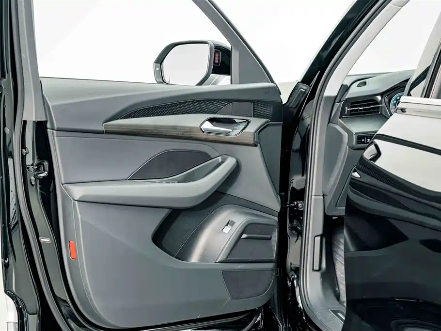 Audi Q6 2025 40 TFSI quattro Commemorative Edition Yulin Package 7-Seater фото 14