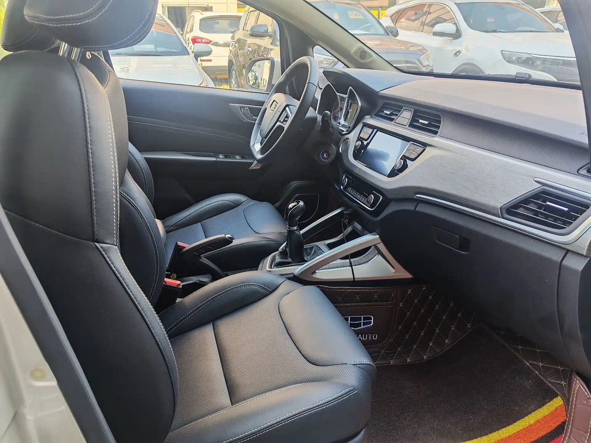 Фото 18 - Geely Vision X3