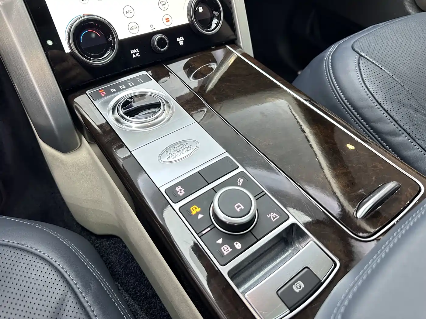 Land Rover Range Rover 2022 3.0 L6 400PS Heritage Extended Classic Edition фото 9