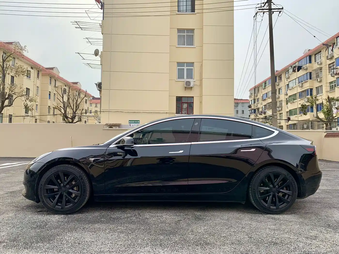 TESLA MODEL 3