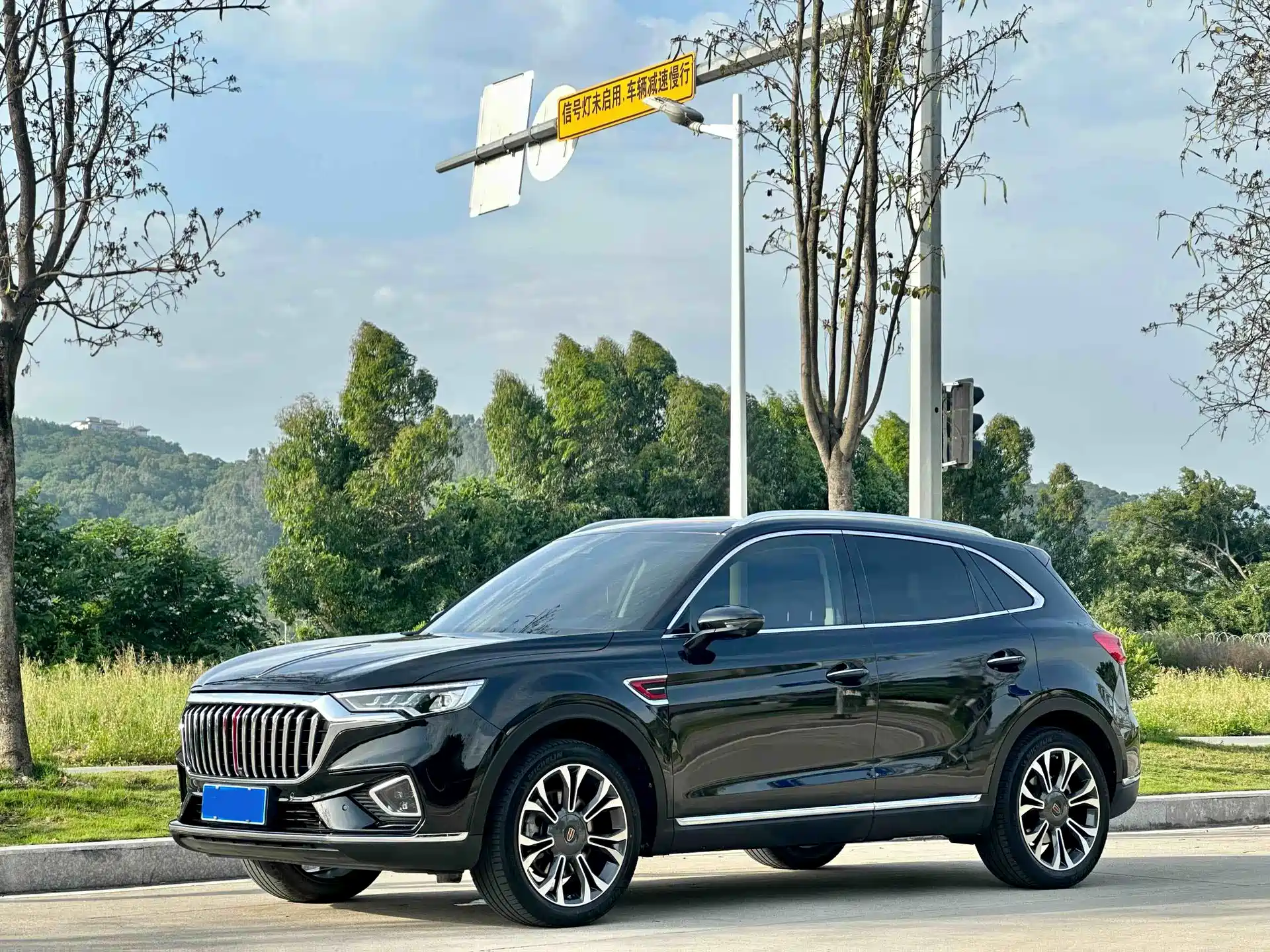 Photo 1 - Hongqi HS5