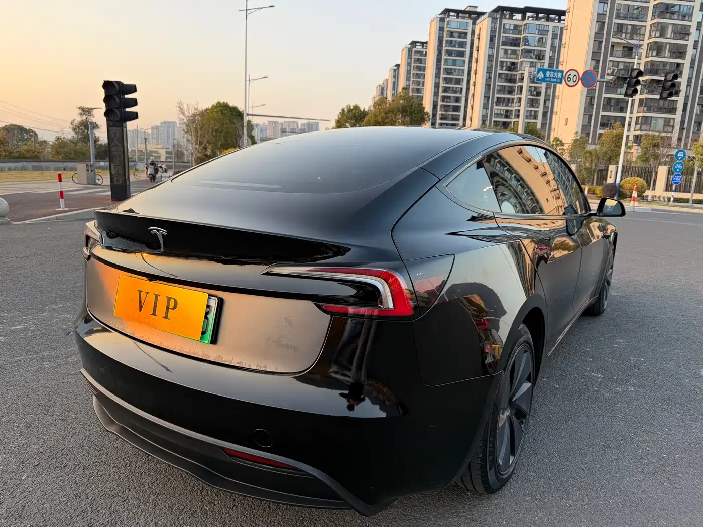 TESLA MODEL 3