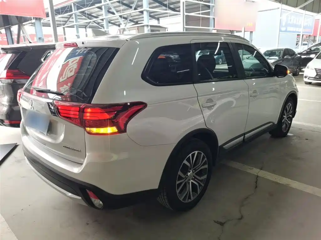 Mitsubishi Outlander 2018 2.0L 2WD Glory Edition 5-seater фото 5