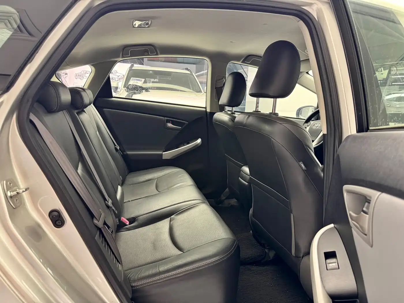 Toyota Prius 2012 1.8L Luxury фото 18