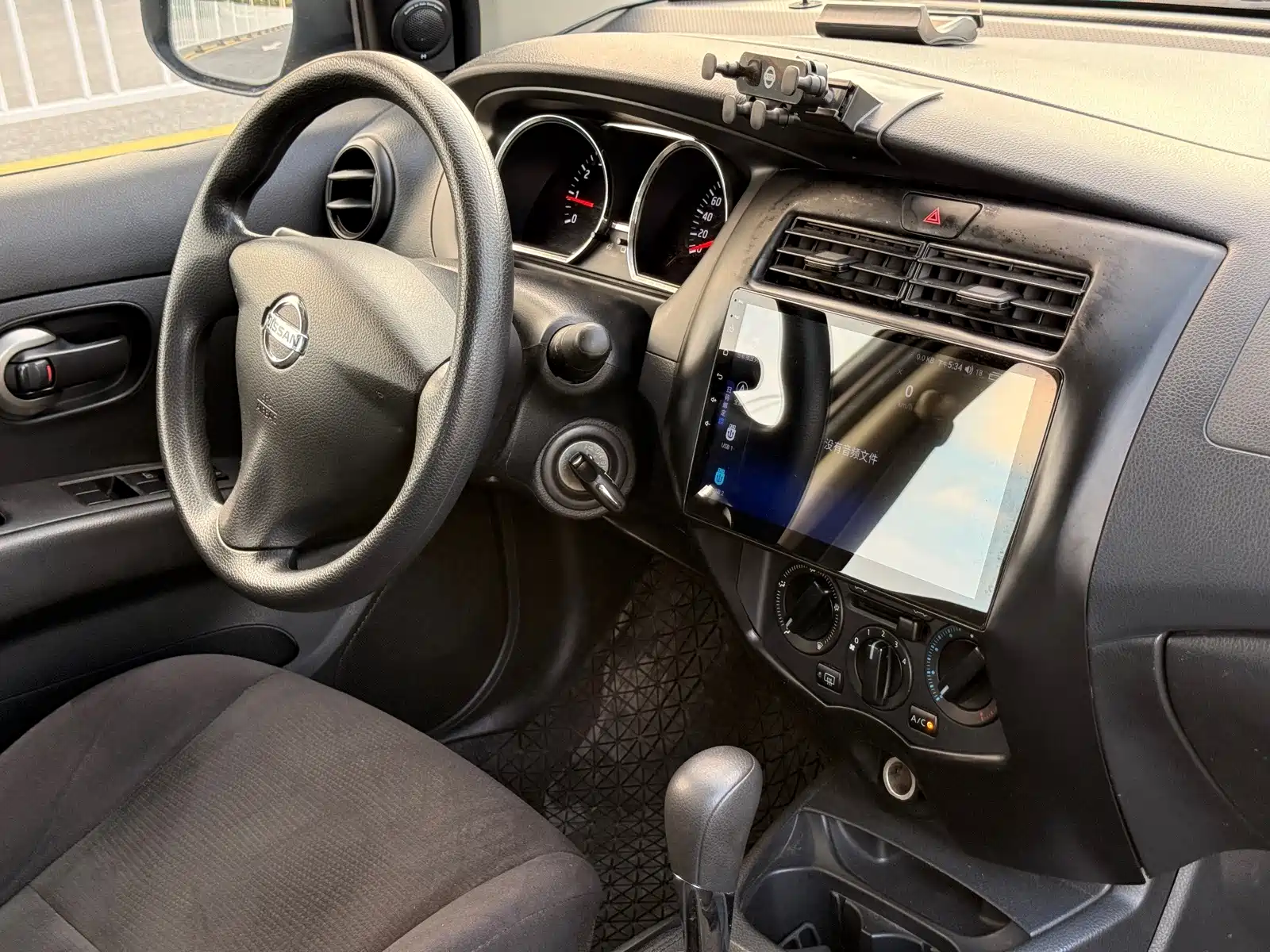 Photo 7 - Nissan Livina