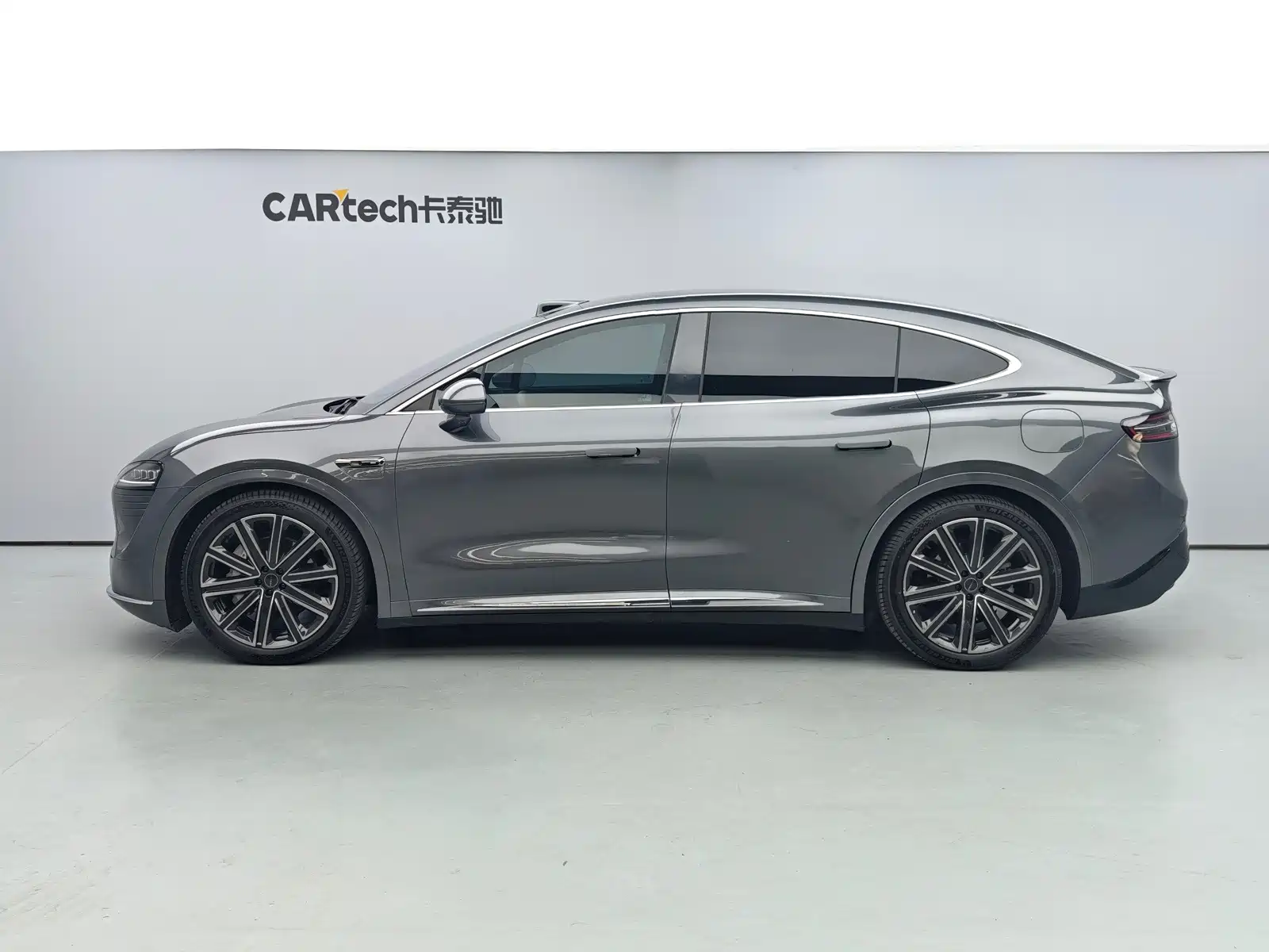 Photo 3 - Zhijie Luxeed R7