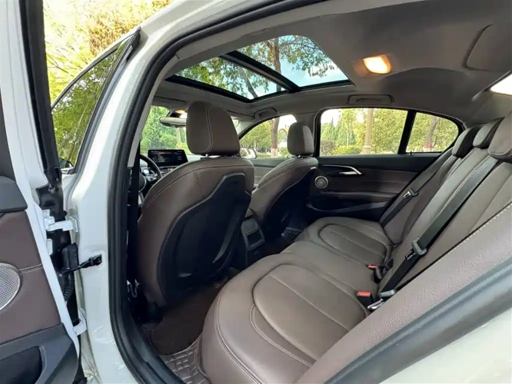 BMW 1 Series 2023 120i M Sport Shadow Edition фото 5