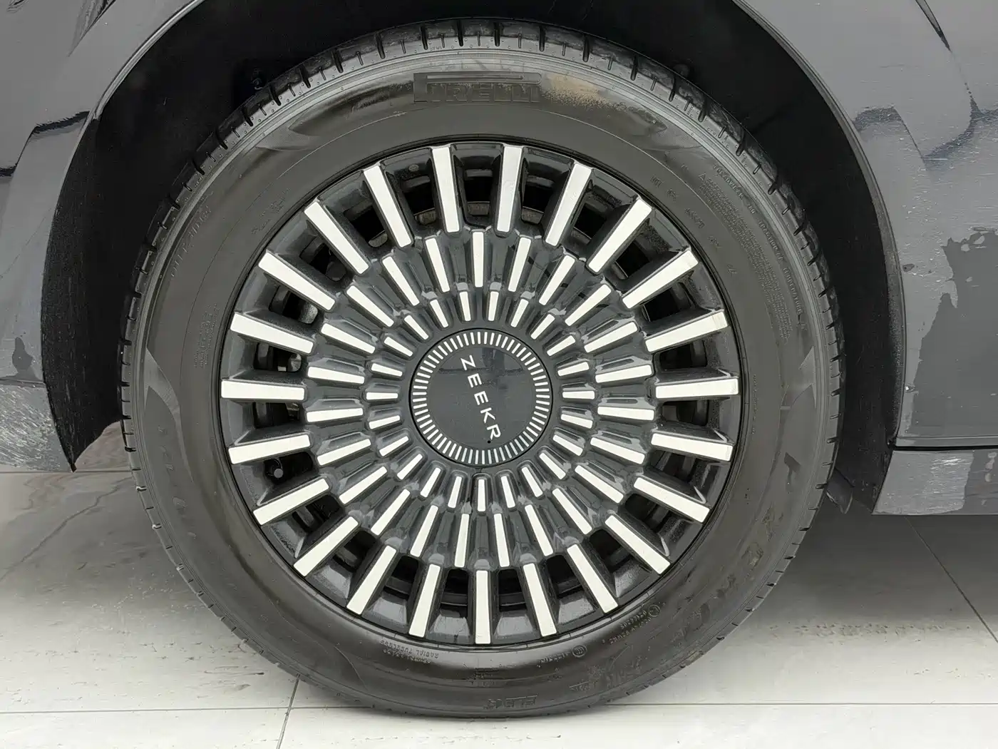 ZEEKR 009 2025 2024 6-seat Executive AWD 108kWh