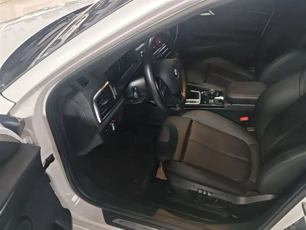 BMW 1 Series 2018 118i Sport Edition фото 16