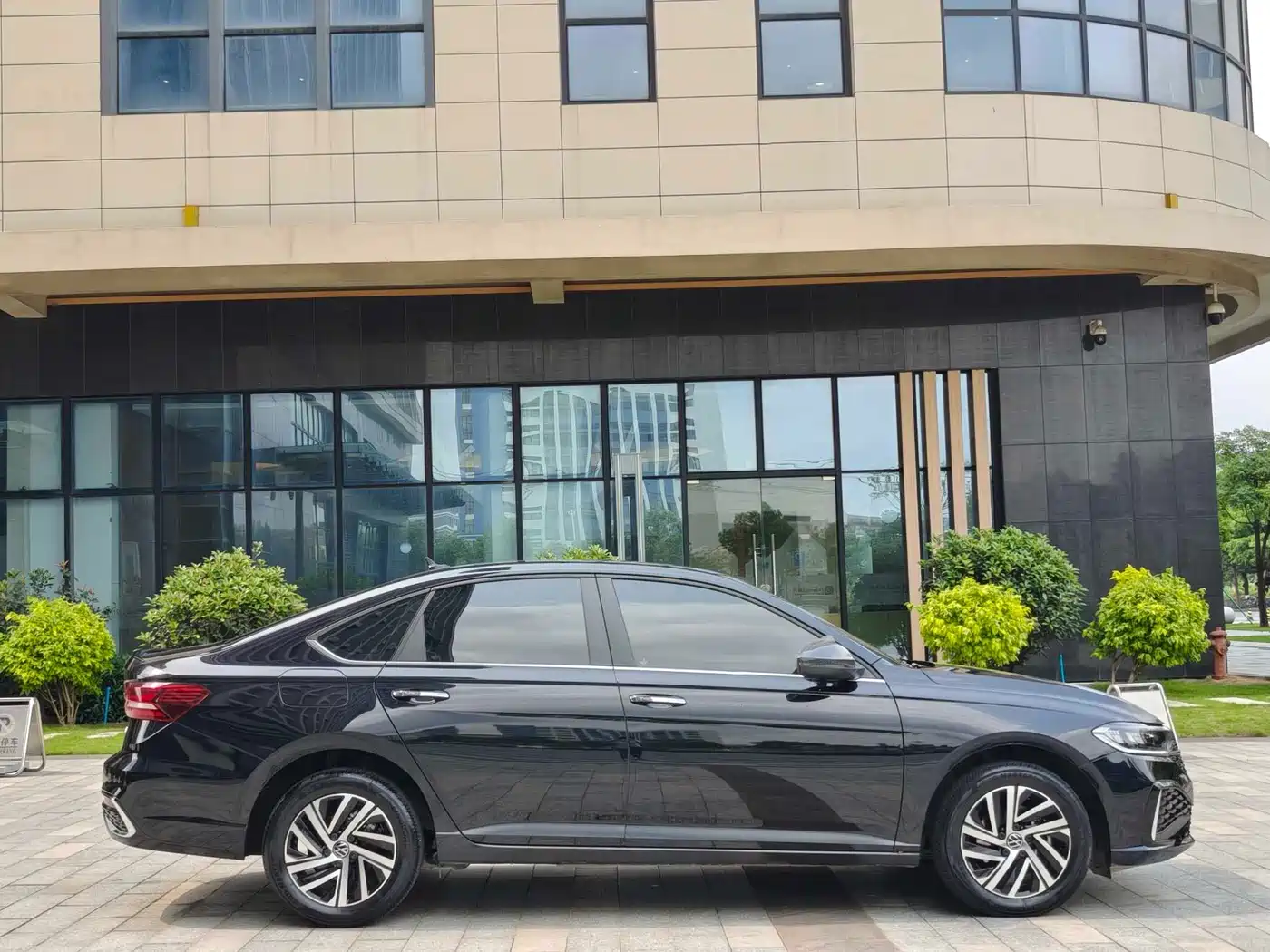 Volkswagen Lavida 2024 Model 300TSI DSG Starlight Full Comfort Edition фото 4